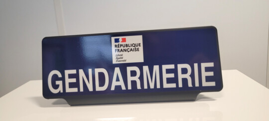 face-avant-clip-pare-brise-en-PVC-gris-avec-logo-personnalisé-gendarmerie